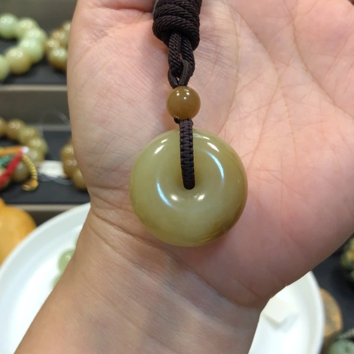 (****颈饰未镶嵌和田玉