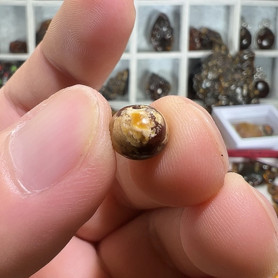 璐****琥珀未镶嵌裸石抚顺琥珀干白8毫米