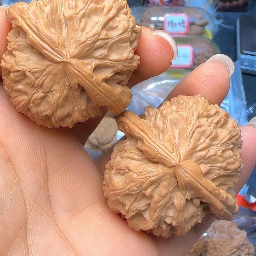 文玩核桃吊坠44白狮子