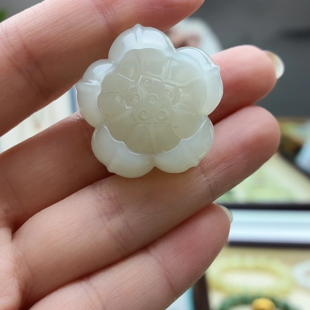 和田玉(白玉)未镶嵌颈饰且末白莲花