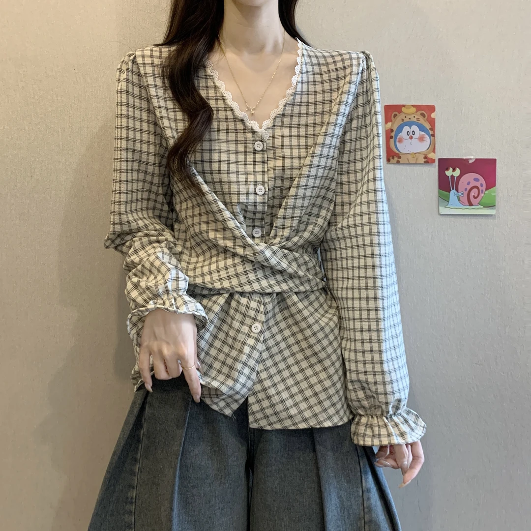 大码设计感法式蕾丝拼接V领格子衬衫女秋季胖mm收腰遮肚显瘦上衣