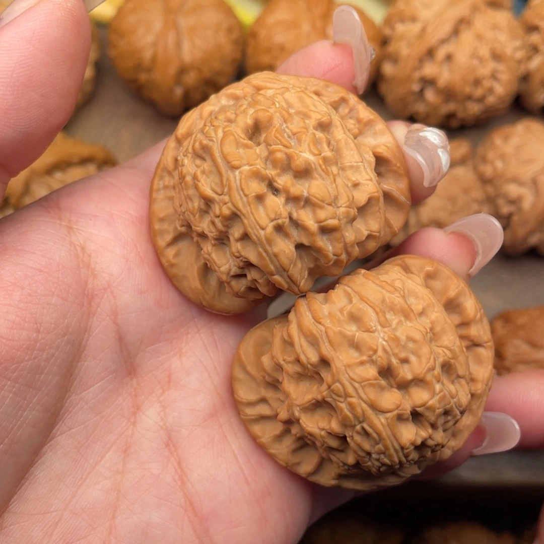 文玩核桃吊坠全品，老树三角球白44