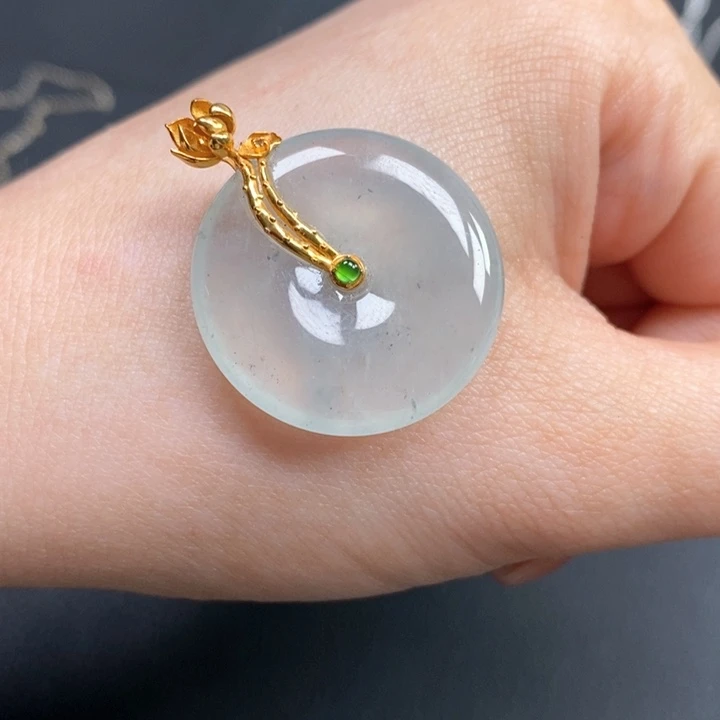 翡翠18K金镶嵌颈饰平安扣