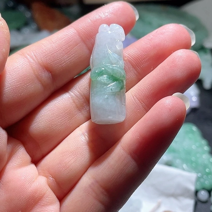 翡翠未镶嵌颈饰我**神天