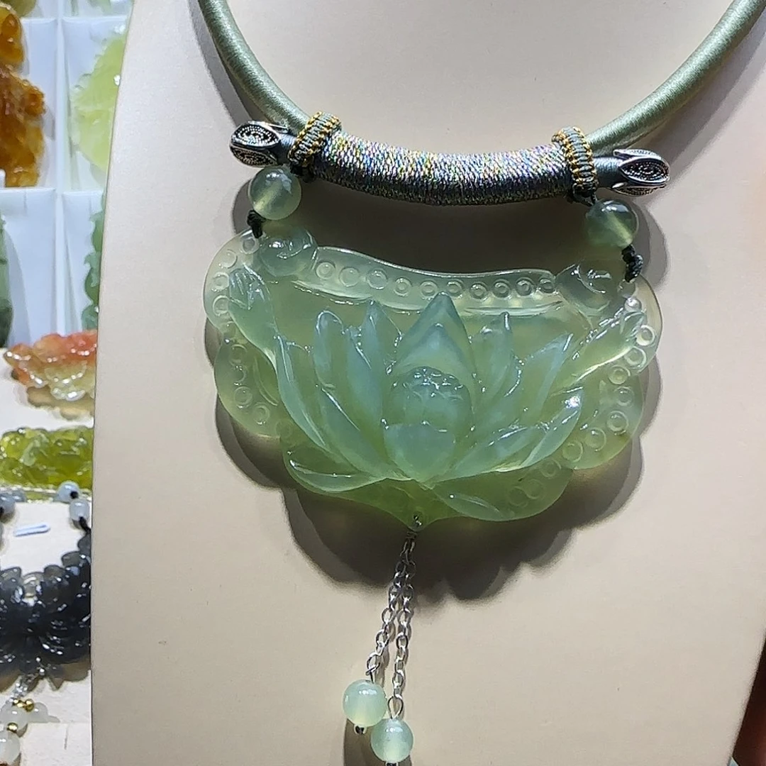 蛇纹石玉未镶嵌颈饰