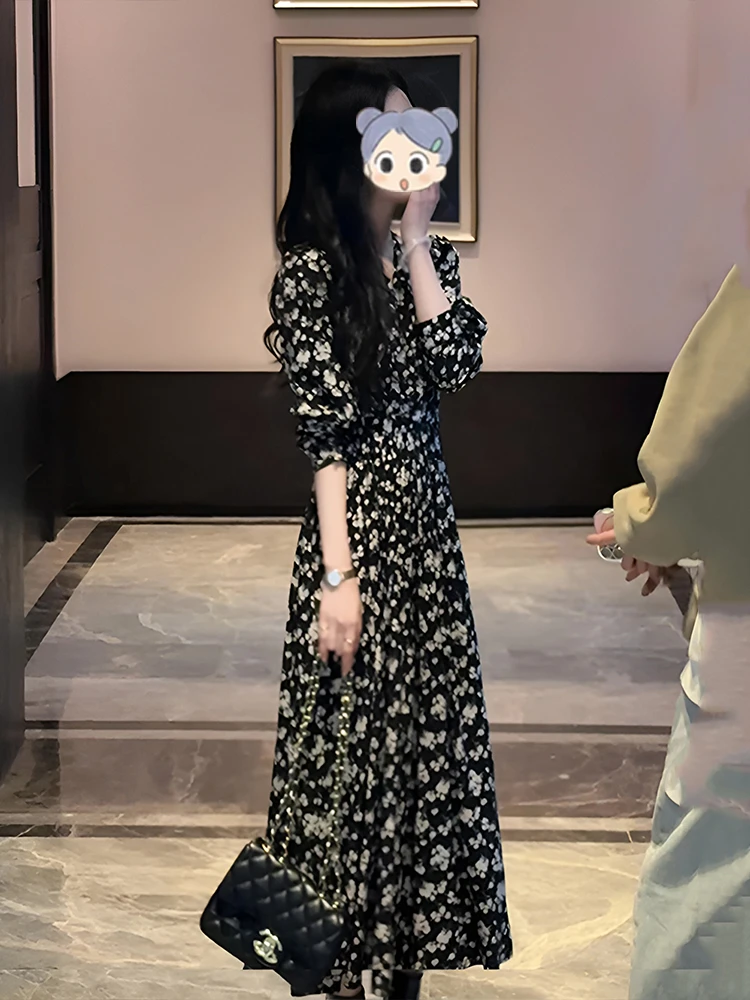 茶歇高级感v领碎花长袖连衣裙女2025新款早秋收腰显瘦休闲a字长裙