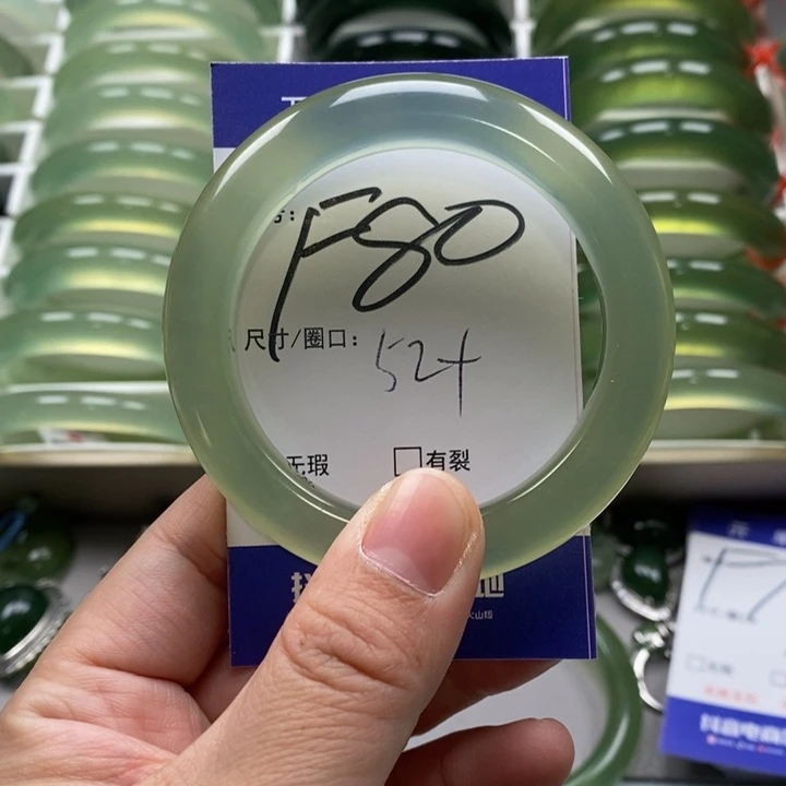 蛇纹石玉手镯未镶嵌泰****雕