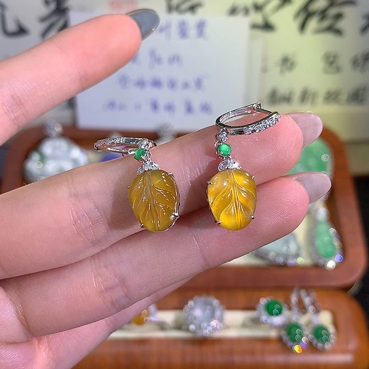 18K金镶嵌翡翠耳饰