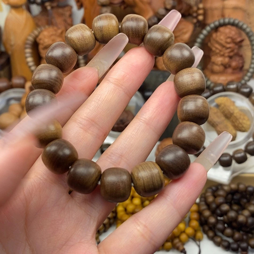 如***是檀香木手串/手链迈索尔老山檀香1213黑肉横纹奶香，微瑕