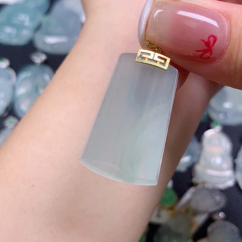 【闪购商品】翡翠18K金镶嵌颈饰无事牌