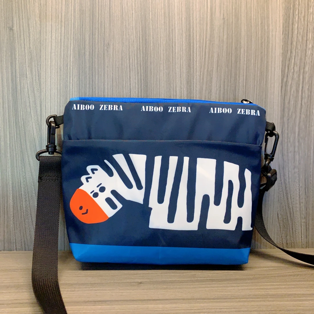 上宽22高18底部宽18厚5cm  斜挎包多拉链小包