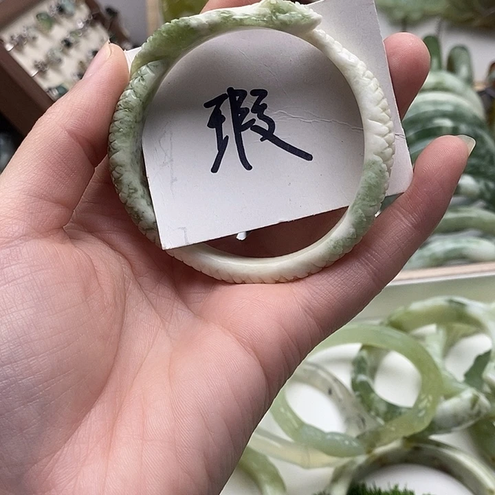 蛇纹石玉手镯未镶嵌