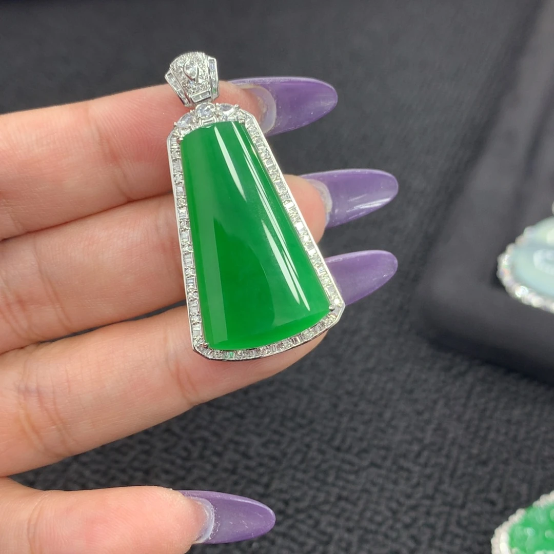 18K金镶嵌翡翠耳饰有*无事柱