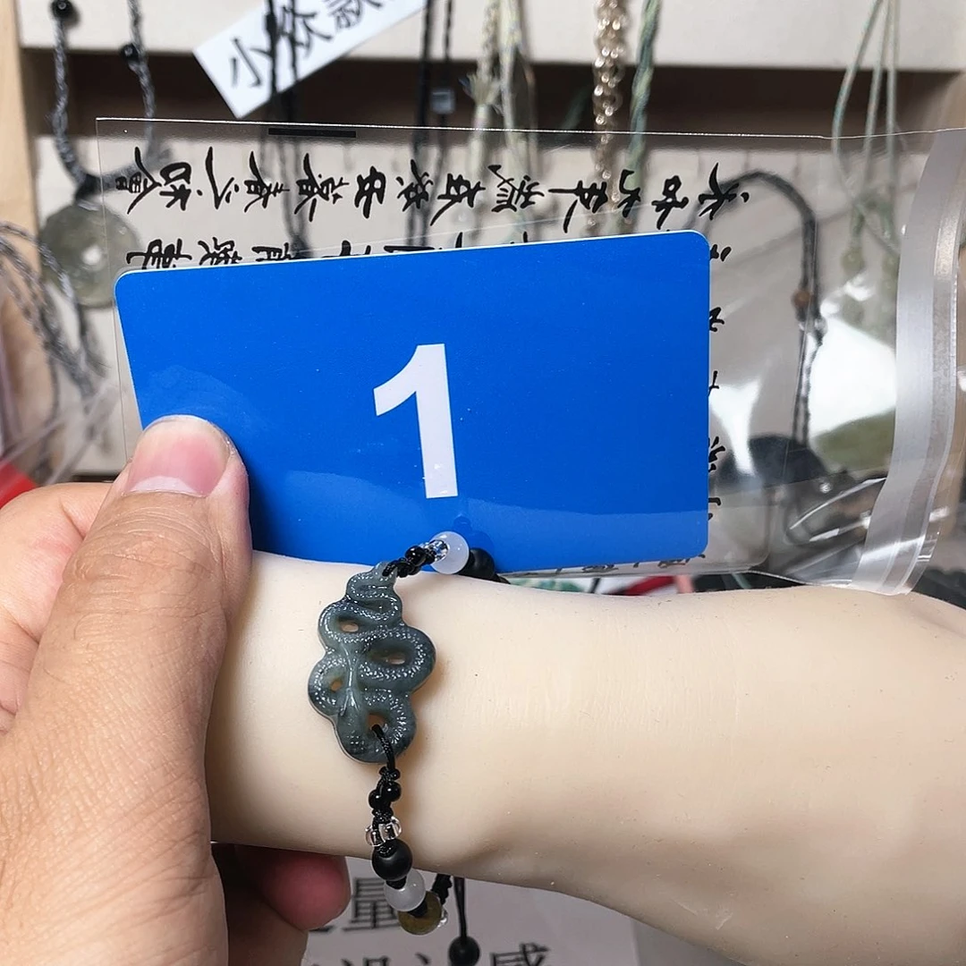 蛇纹石玉颈饰合金