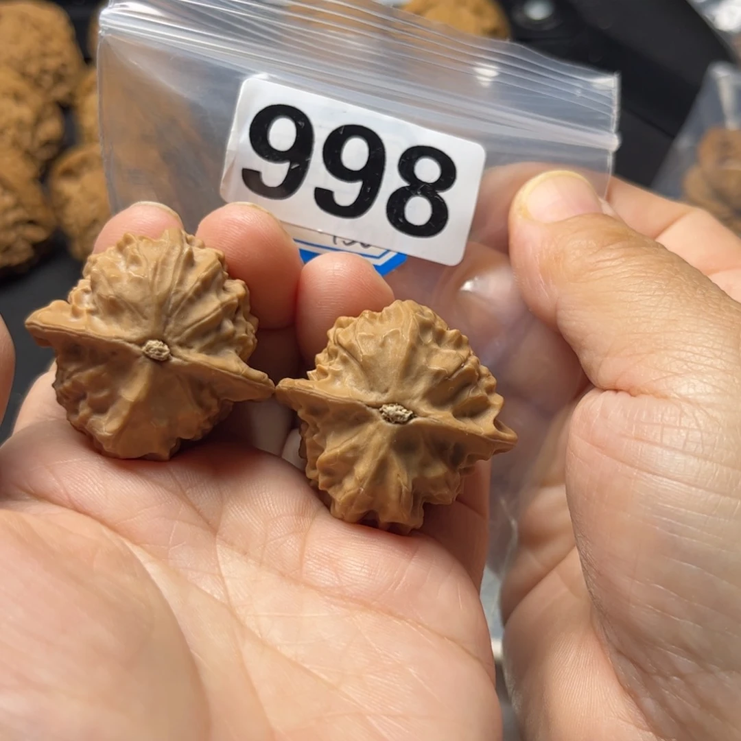 文玩核桃吊坠瓷娃娃3.5