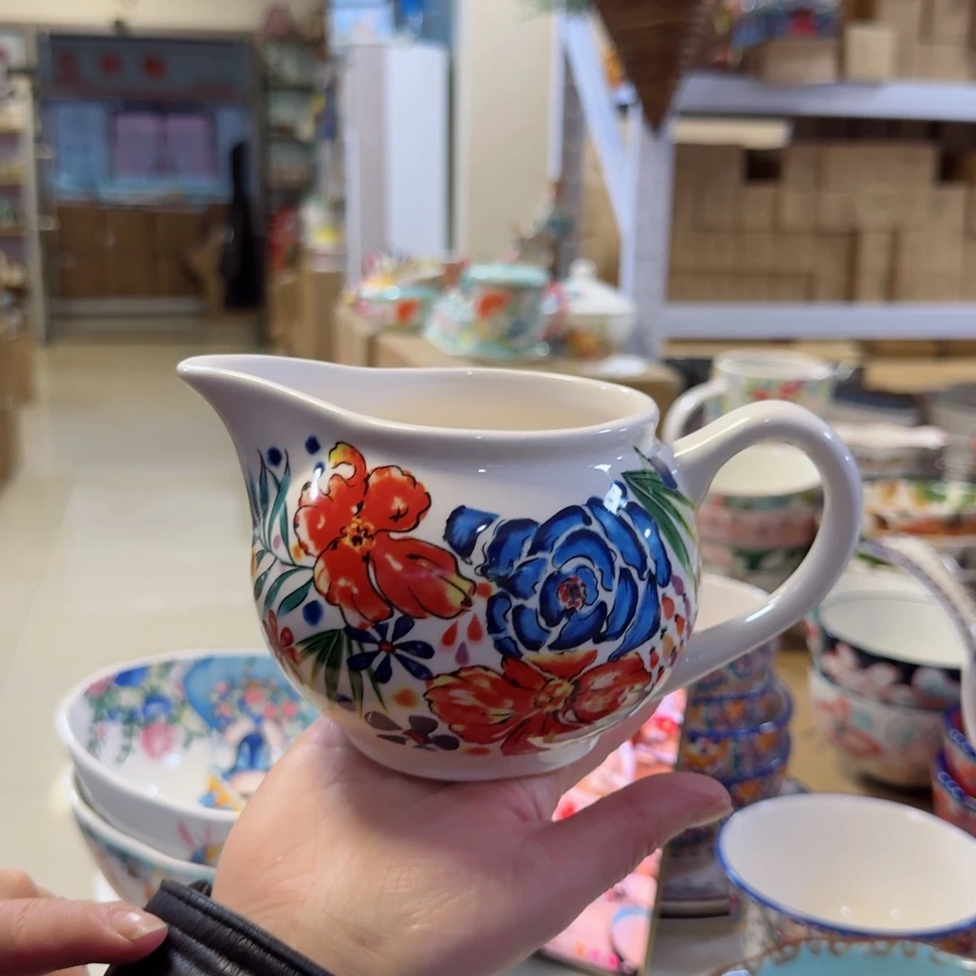 瓷片繁花小奶壶一只