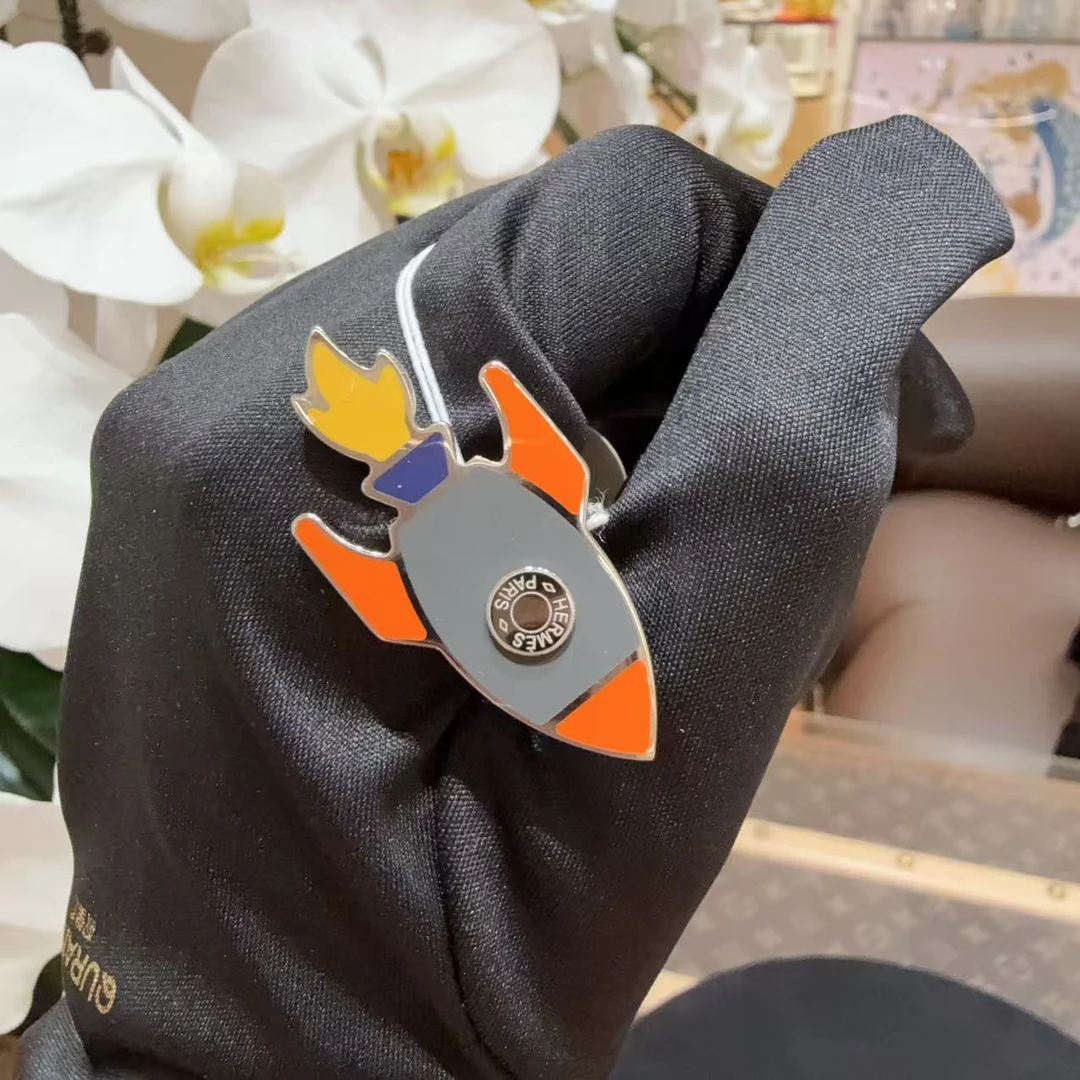 99新 Hermes/爱马仕 639 -2023 春夏限量款 火箭 胸针 超级可爱 ！