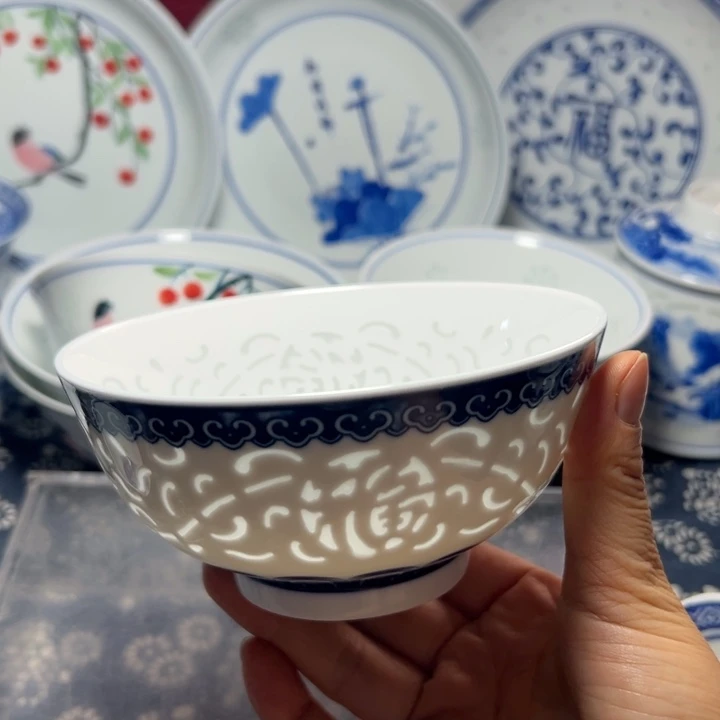青花5寸雕刻福字饭碗