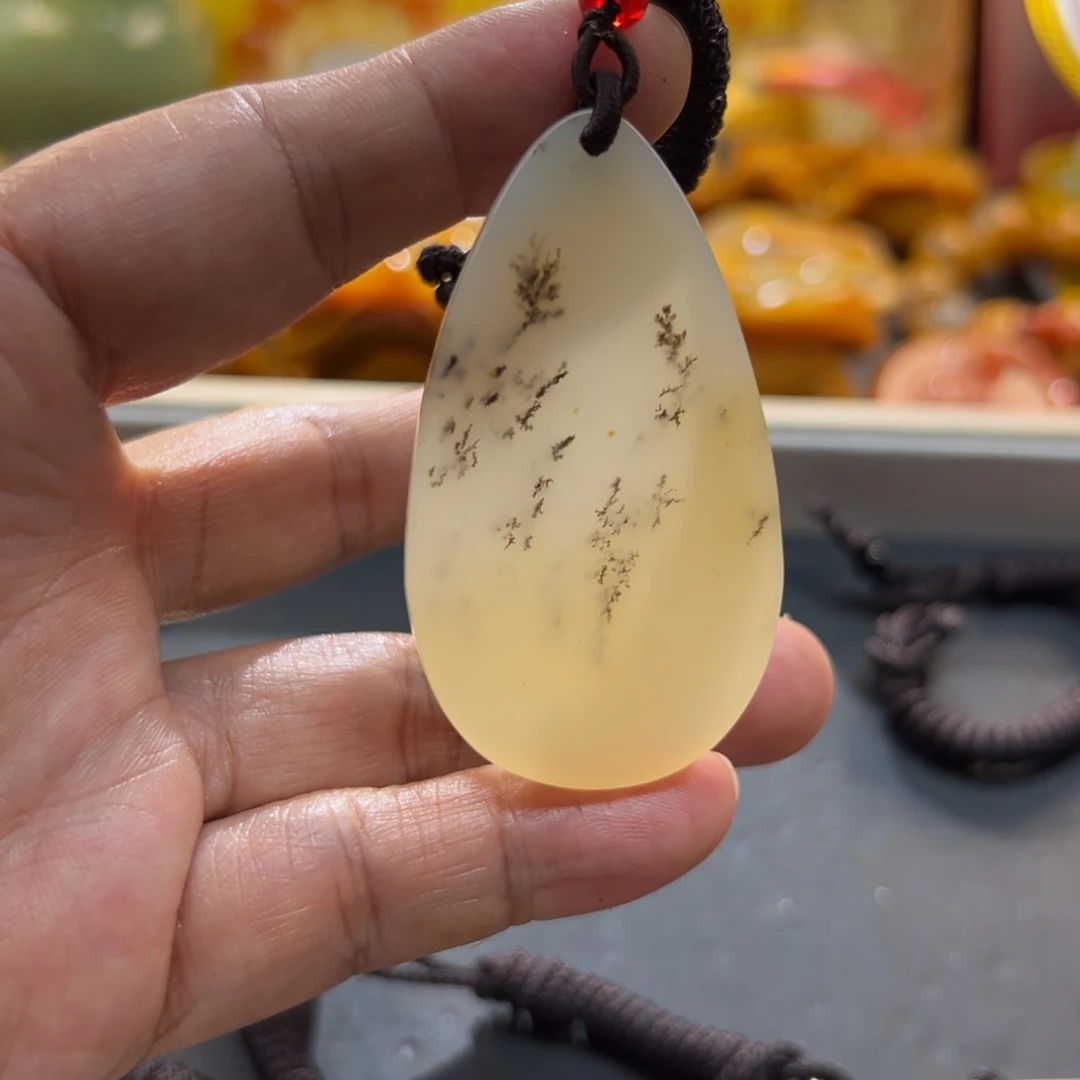 颈饰未镶嵌石英质玉