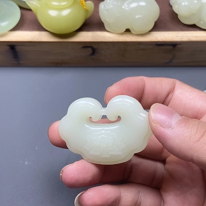 舞***涯和田玉（糖玉）未镶嵌颈饰