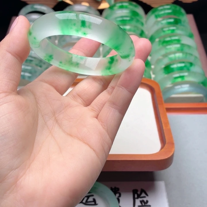 简***爱石英质玉未镶嵌手镯