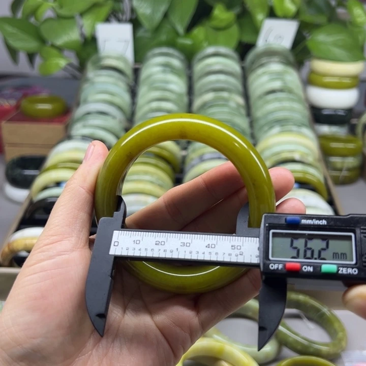 蛇纹石玉未镶嵌手镯83