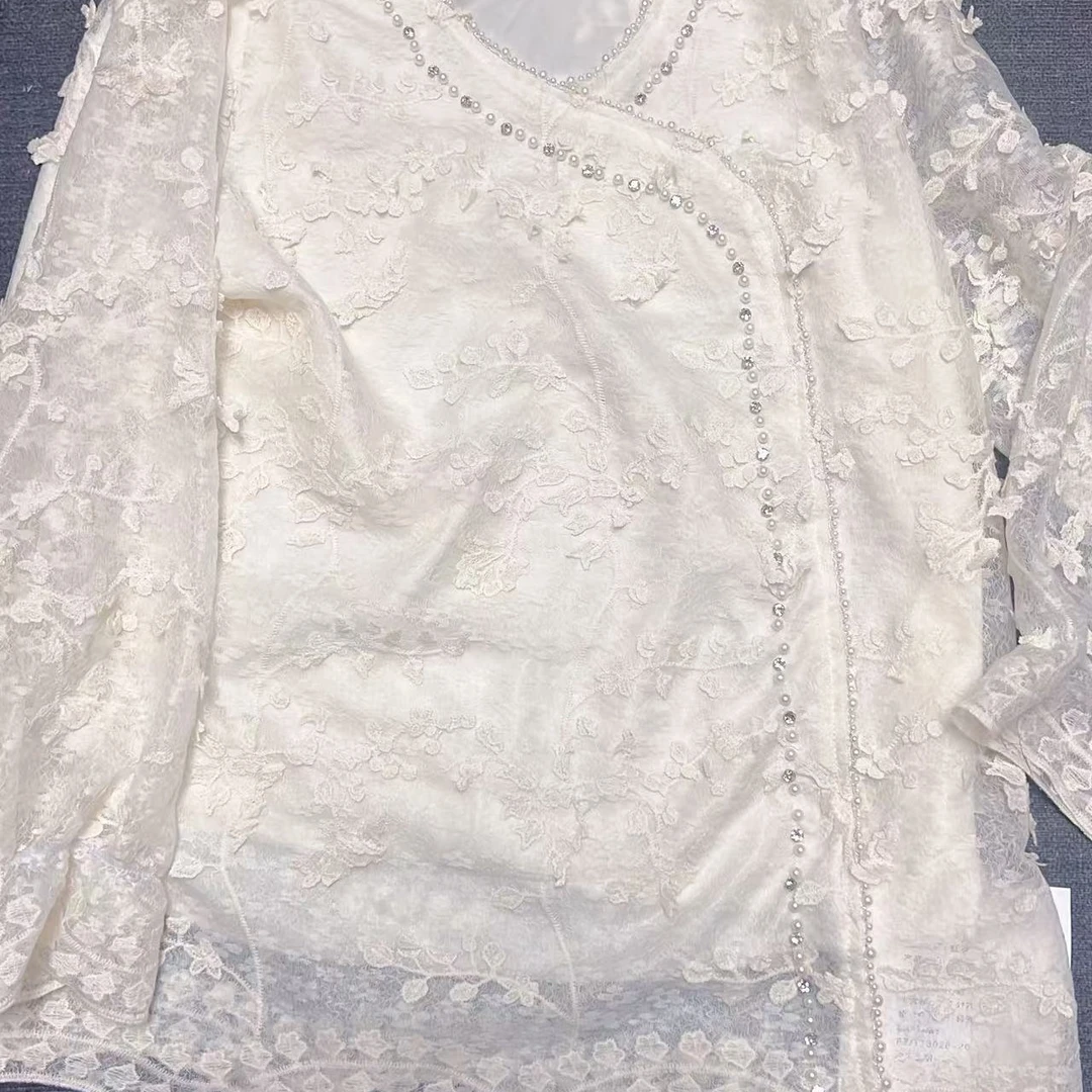 LL琳大码欧货大码女装国潮风蕾丝立体花朵钉珠v领打底衫上衣2655