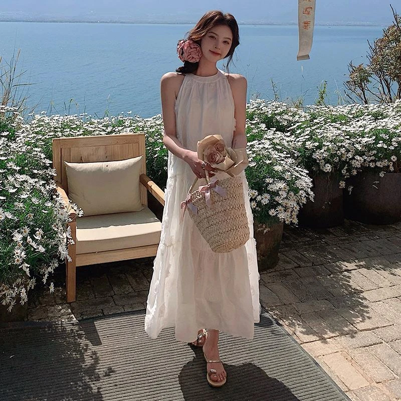 米白色立体花朵挂脖连衣裙女2025夏季法式独特漂亮度假风仙女长裙