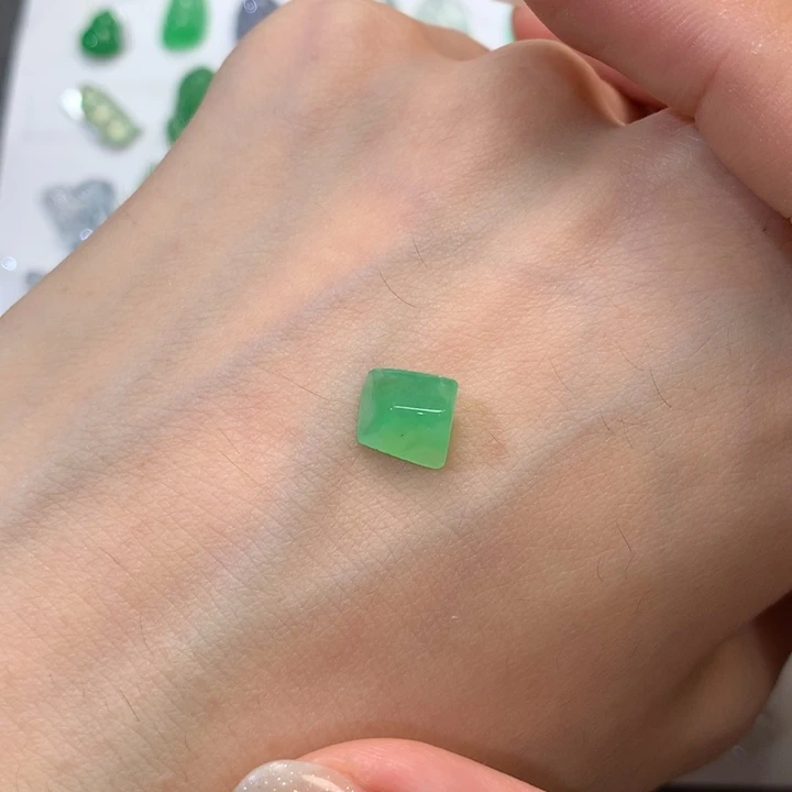 翡翠裸石翡翠切割有包容