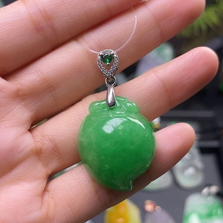 翡翠未镶嵌吊坠(赠链)