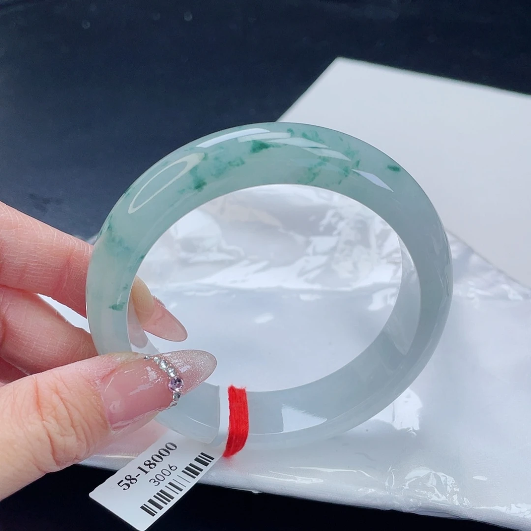 翡翠手镯未镶嵌翡翠