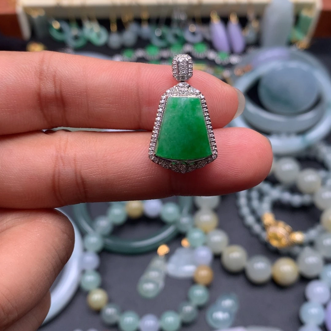 颈饰18K金镶嵌翡翠 小绿牌