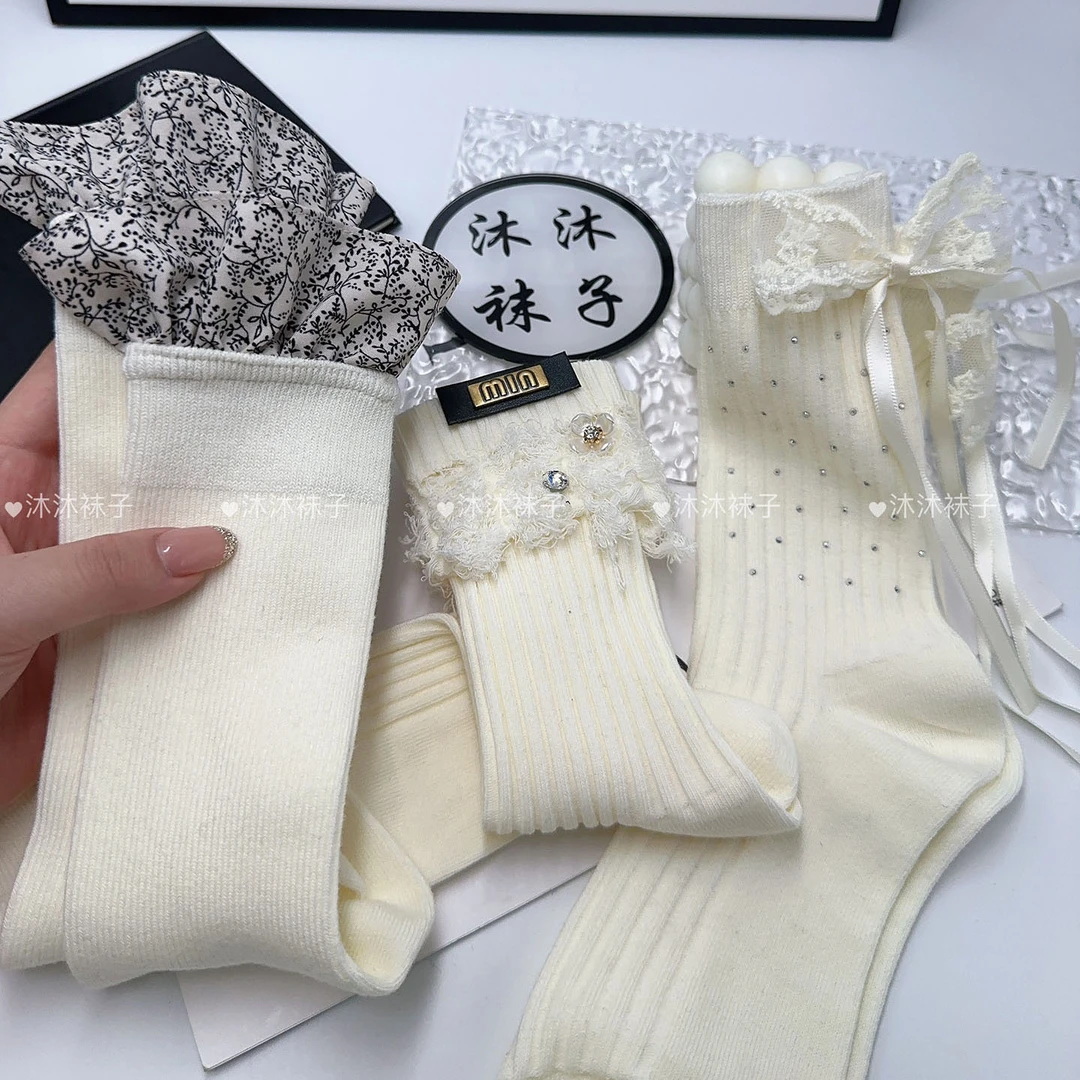 韩系学院风白色袜子女2025新款爆款外穿搭配雪地靴的中筒棉袜