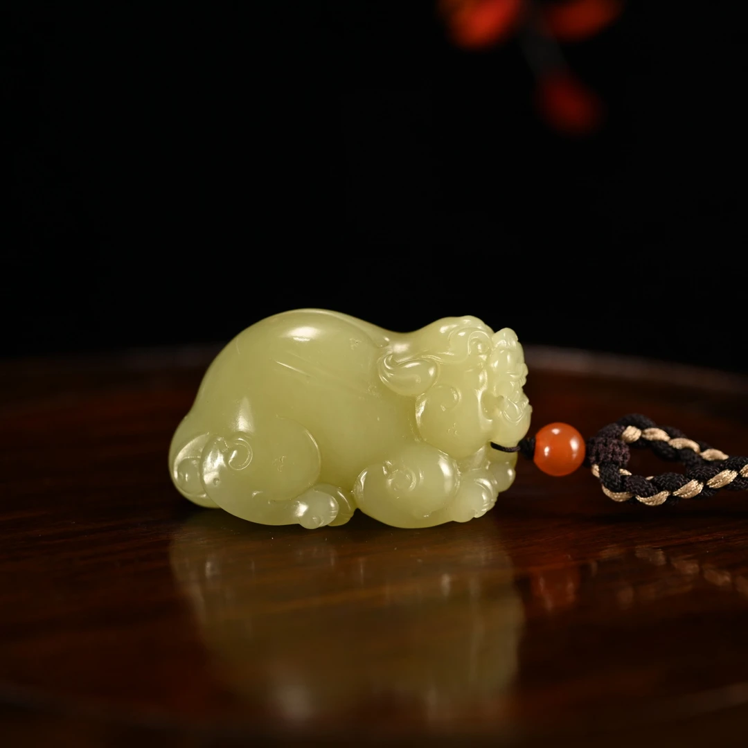 Lot8813 2512230028和田玉黄玉貔貅手把件/保利