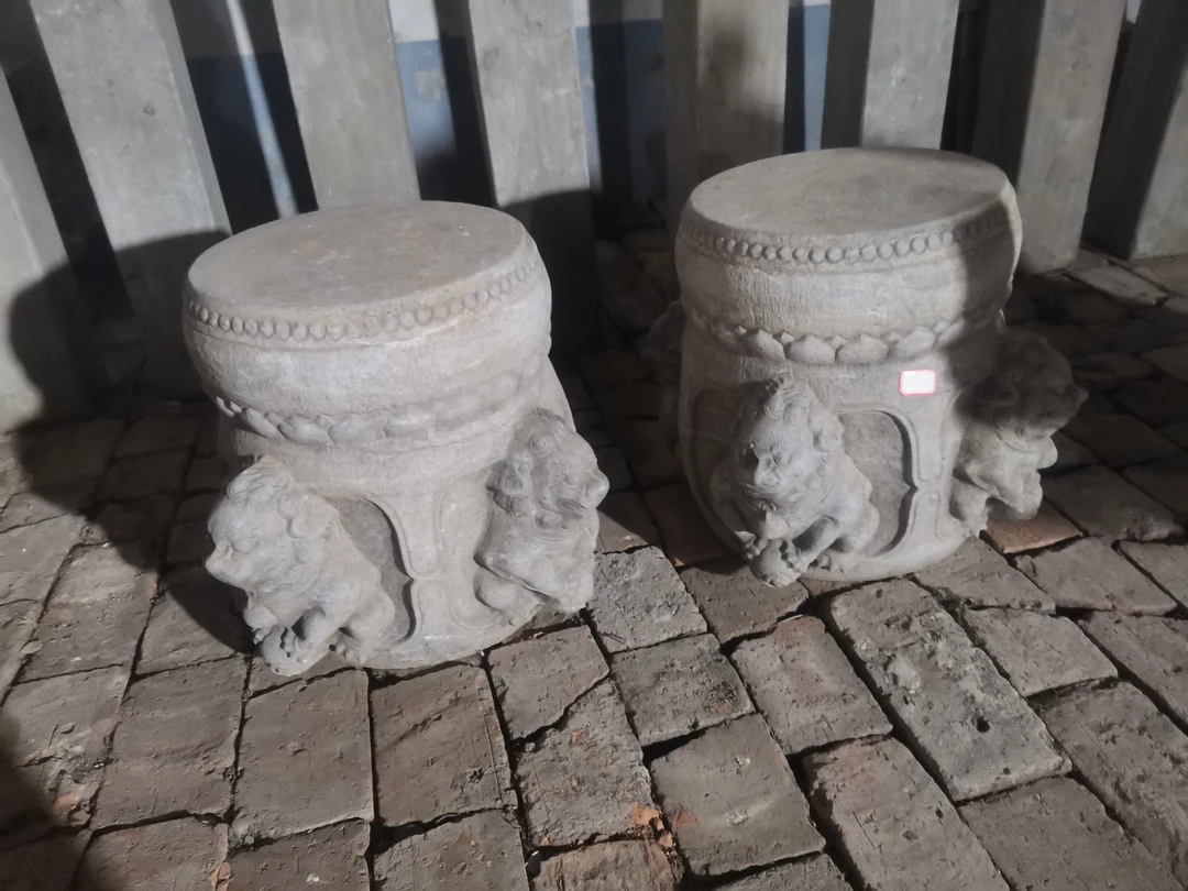 石墩一对，青石材质，高度，直径50