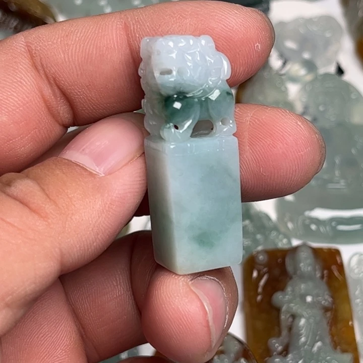 翡翠未镶嵌颈饰印章