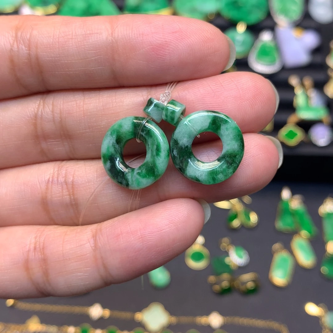 翡翠未镶嵌颈饰有纹