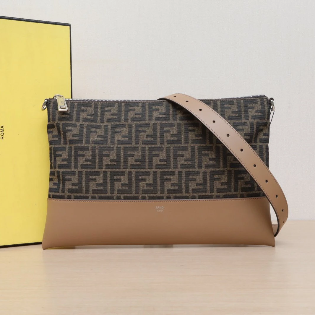 99新 FENDI/芬迪 小花双双 皮革C 帆布 银扣 FF 斜挎包 牛角包