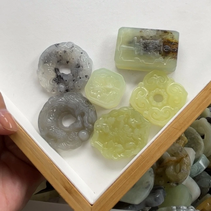 未镶嵌蛇纹石玉颈饰