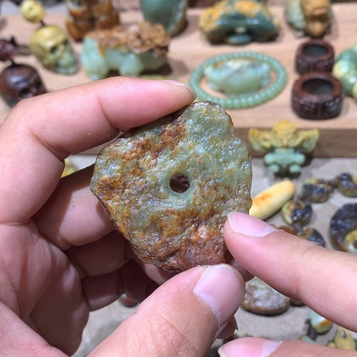 未镶嵌岫岩河磨玉（透闪石质玉）把件