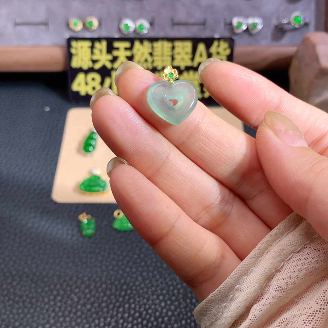 颈饰18K金镶嵌翡翠爱心