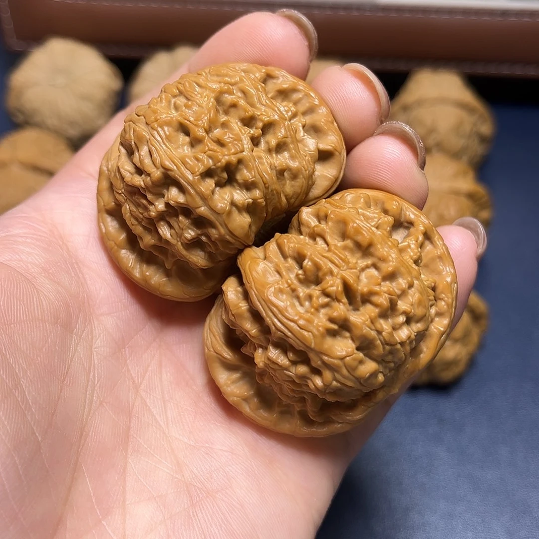 文玩核桃吊坠白狮子46