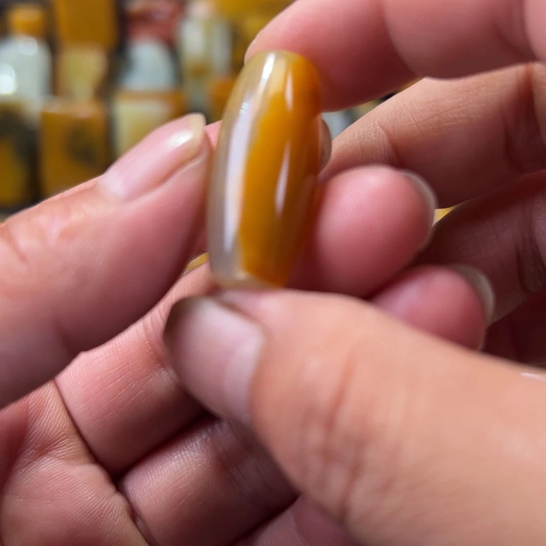 未镶嵌石英质玉（黄龙玉）颈饰