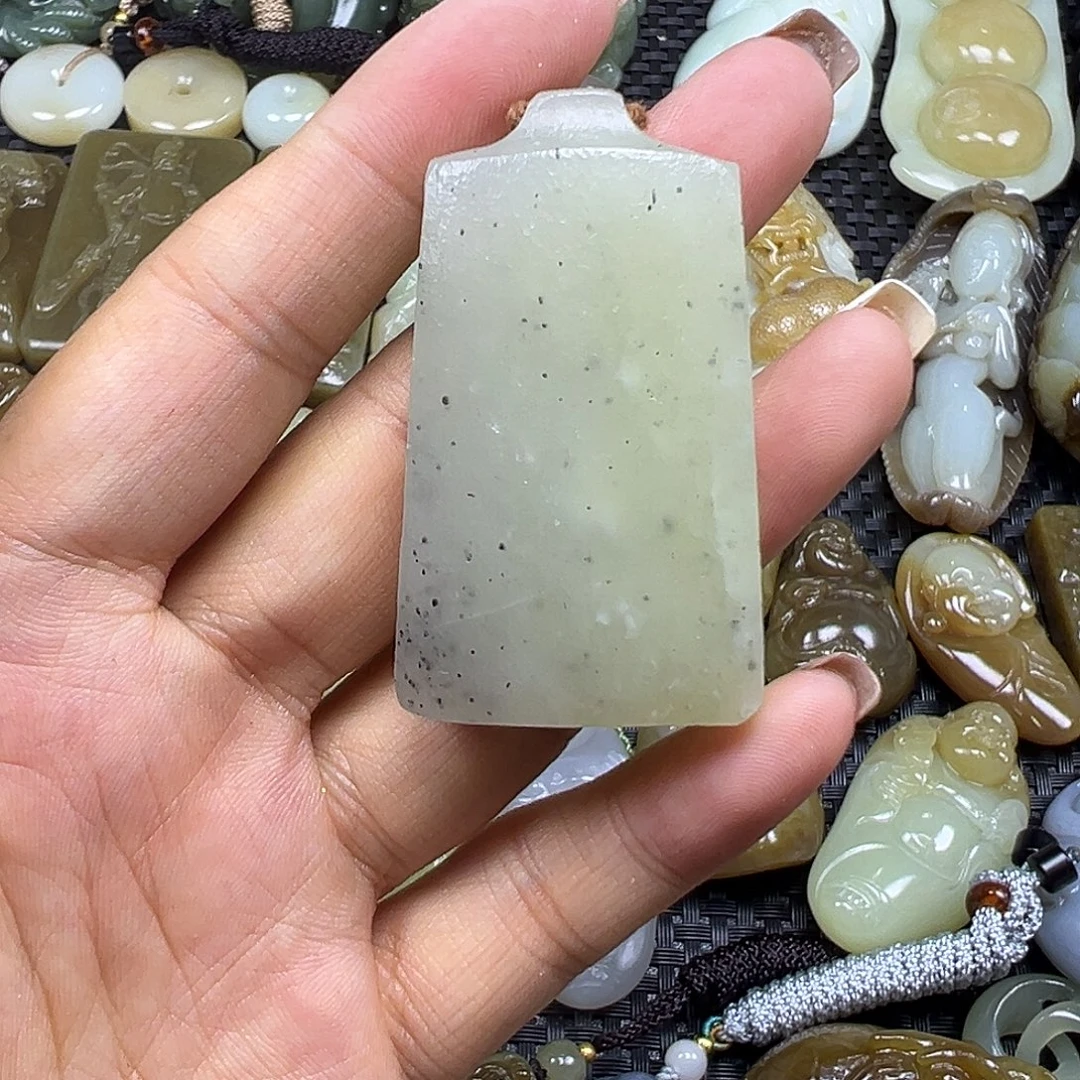 和田玉未镶嵌颈饰有裂漏，不退不换