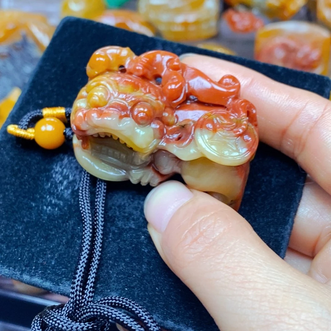未镶嵌石英质玉（黄龙玉）颈饰