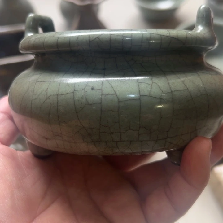 香炉器型规整，幽兰生产