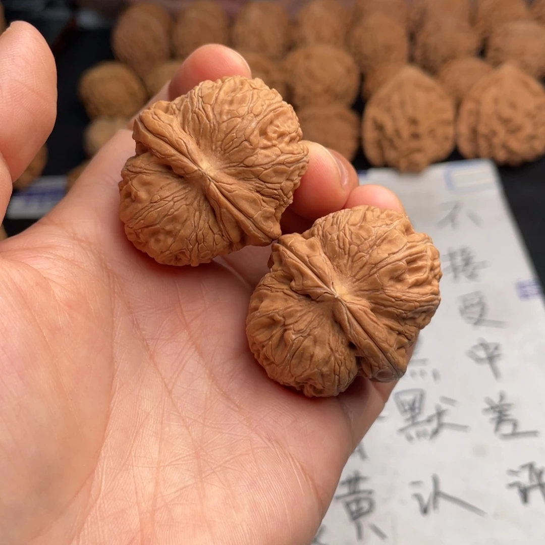 文玩核桃吊坠390。40元宝有黄