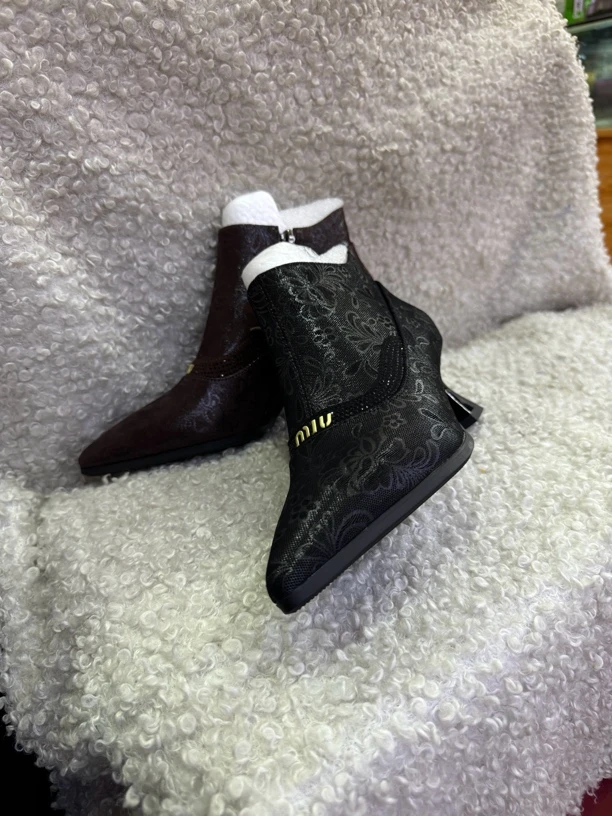 2025年女士真皮细跟时尚鞋