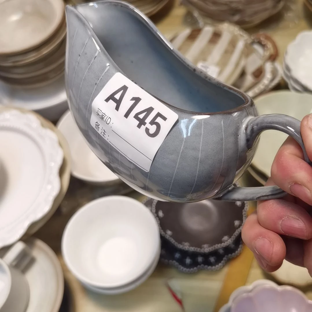 瓷片微瑕引流壶一个