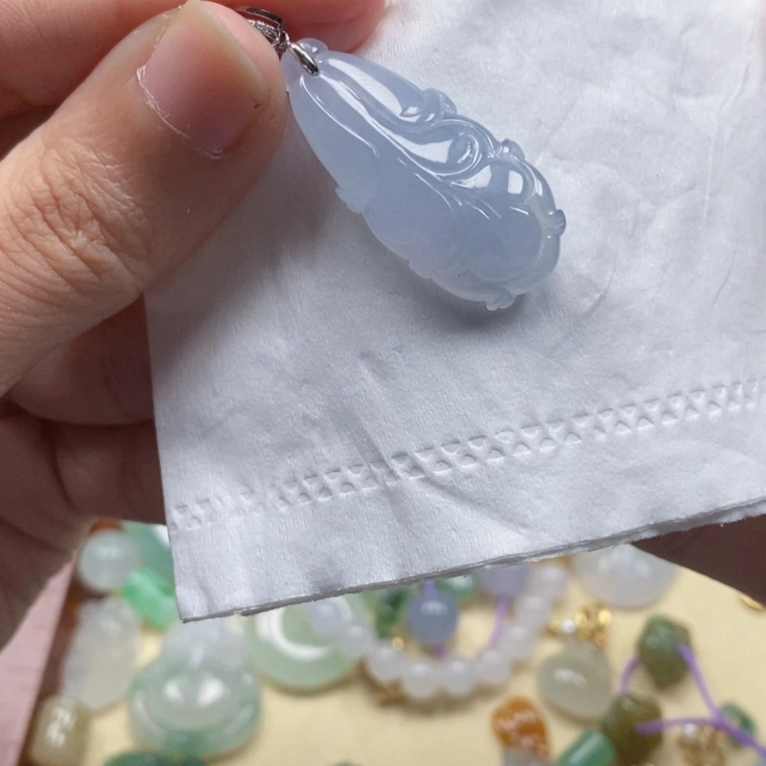 翡翠18K金镶嵌颈饰闪